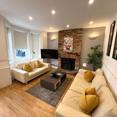 Great 4 Bedroom House - Great Location - Garden - Parking - Fast Wifi - Smart Tv - Newly Decorated - Sleeps Up To 8! Only 10 Mins Drive To Sandbanks Beach! Close To Poole & Bournemouth Екстер'єр фото