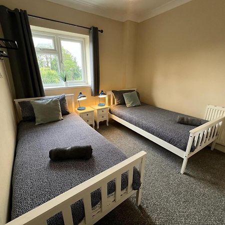 Great 4 Bedroom House - Great Location - Garden - Parking - Fast Wifi - Smart Tv - Newly Decorated - Sleeps Up To 8! Only 10 Mins Drive To Sandbanks Beach! Close To Poole & Bournemouth Екстер'єр фото
