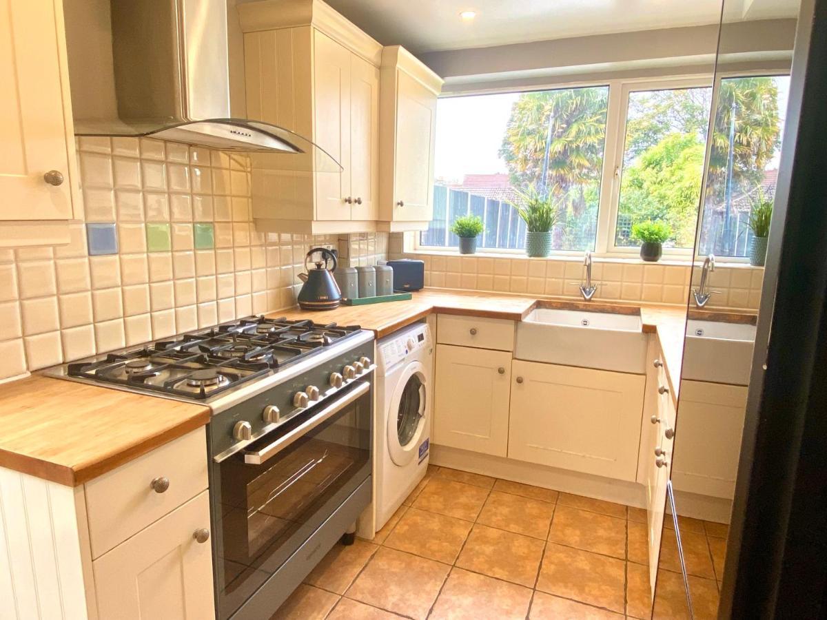 Great 4 Bedroom House - Great Location - Garden - Parking - Fast Wifi - Smart Tv - Newly Decorated - Sleeps Up To 8! Only 10 Mins Drive To Sandbanks Beach! Close To Poole & Bournemouth Екстер'єр фото