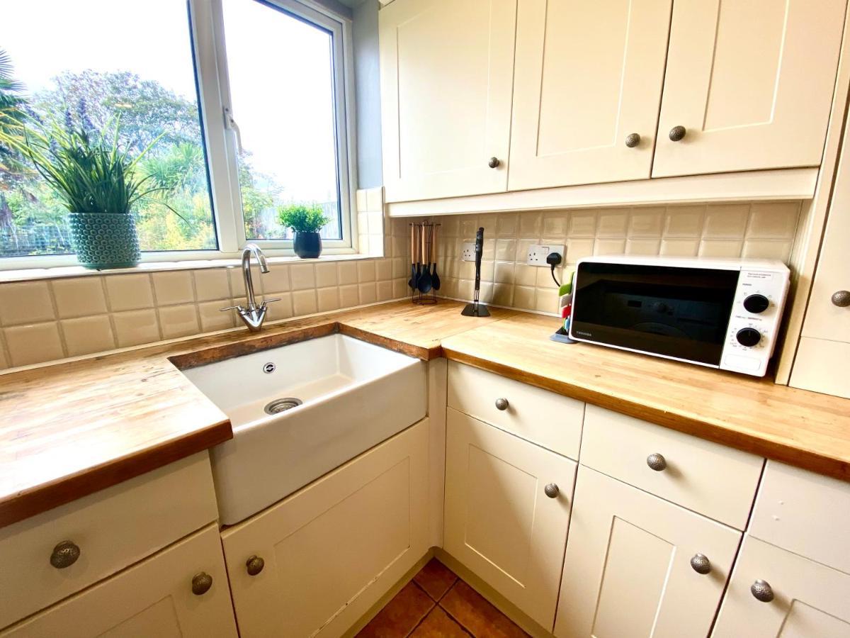 Great 4 Bedroom House - Great Location - Garden - Parking - Fast Wifi - Smart Tv - Newly Decorated - Sleeps Up To 8! Only 10 Mins Drive To Sandbanks Beach! Close To Poole & Bournemouth Екстер'єр фото