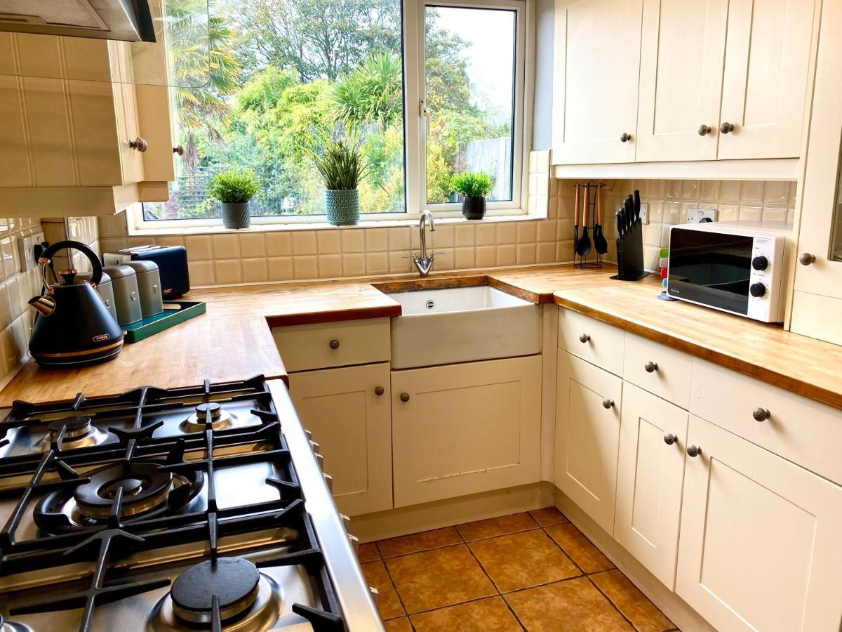 Great 4 Bedroom House - Great Location - Garden - Parking - Fast Wifi - Smart Tv - Newly Decorated - Sleeps Up To 8! Only 10 Mins Drive To Sandbanks Beach! Close To Poole & Bournemouth Екстер'єр фото