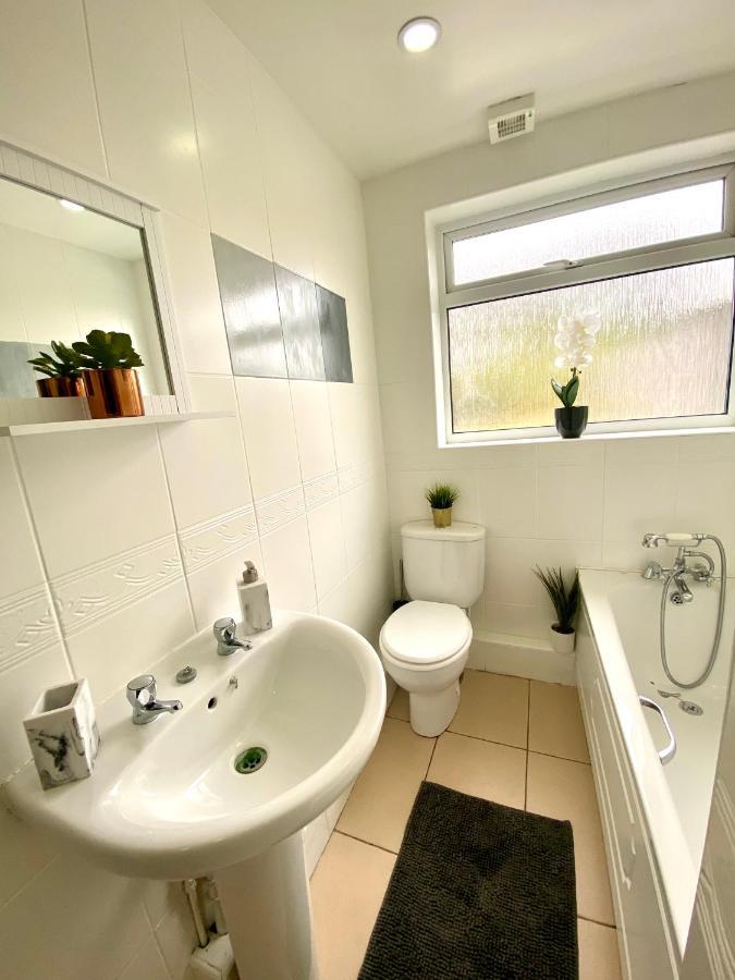 Great 4 Bedroom House - Great Location - Garden - Parking - Fast Wifi - Smart Tv - Newly Decorated - Sleeps Up To 8! Only 10 Mins Drive To Sandbanks Beach! Close To Poole & Bournemouth Екстер'єр фото