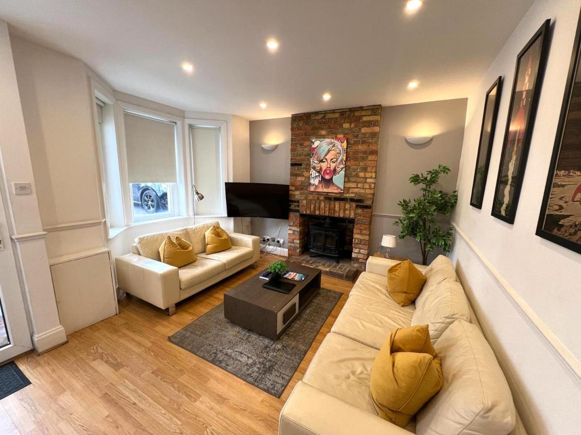 Great 4 Bedroom House - Great Location - Garden - Parking - Fast Wifi - Smart Tv - Newly Decorated - Sleeps Up To 8! Only 10 Mins Drive To Sandbanks Beach! Close To Poole & Bournemouth Екстер'єр фото