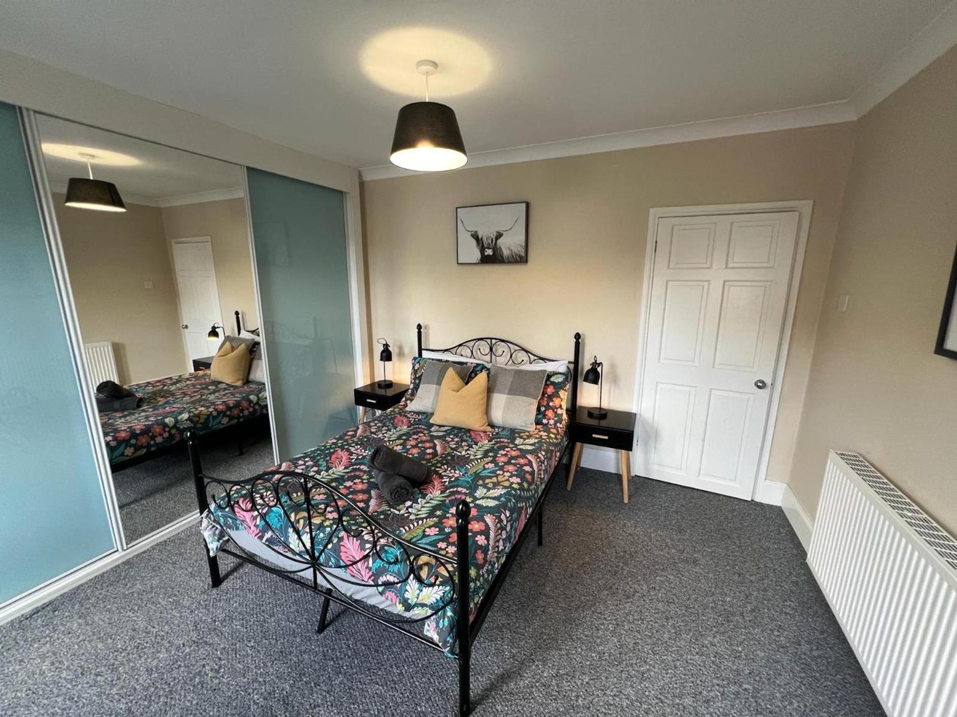 Great 4 Bedroom House - Great Location - Garden - Parking - Fast Wifi - Smart Tv - Newly Decorated - Sleeps Up To 8! Only 10 Mins Drive To Sandbanks Beach! Close To Poole & Bournemouth Екстер'єр фото