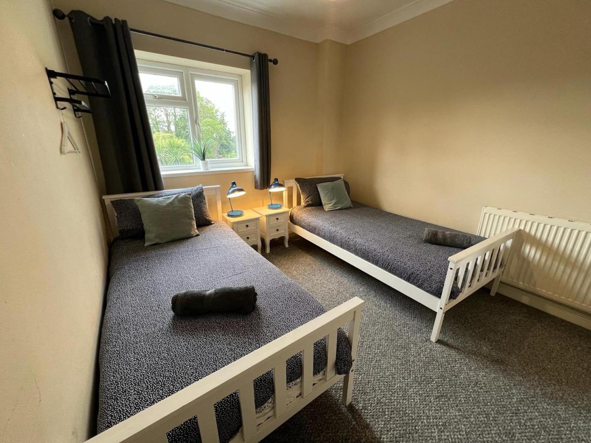 Great 4 Bedroom House - Great Location - Garden - Parking - Fast Wifi - Smart Tv - Newly Decorated - Sleeps Up To 8! Only 10 Mins Drive To Sandbanks Beach! Close To Poole & Bournemouth Екстер'єр фото