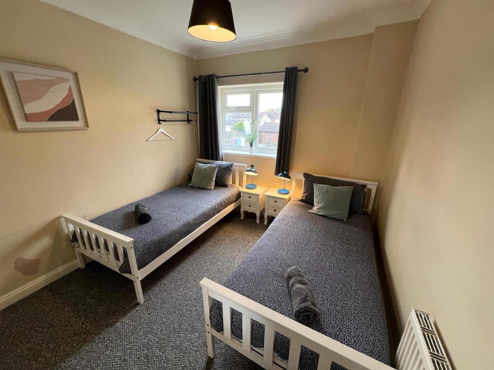 Great 4 Bedroom House - Great Location - Garden - Parking - Fast Wifi - Smart Tv - Newly Decorated - Sleeps Up To 8! Only 10 Mins Drive To Sandbanks Beach! Close To Poole & Bournemouth Екстер'єр фото