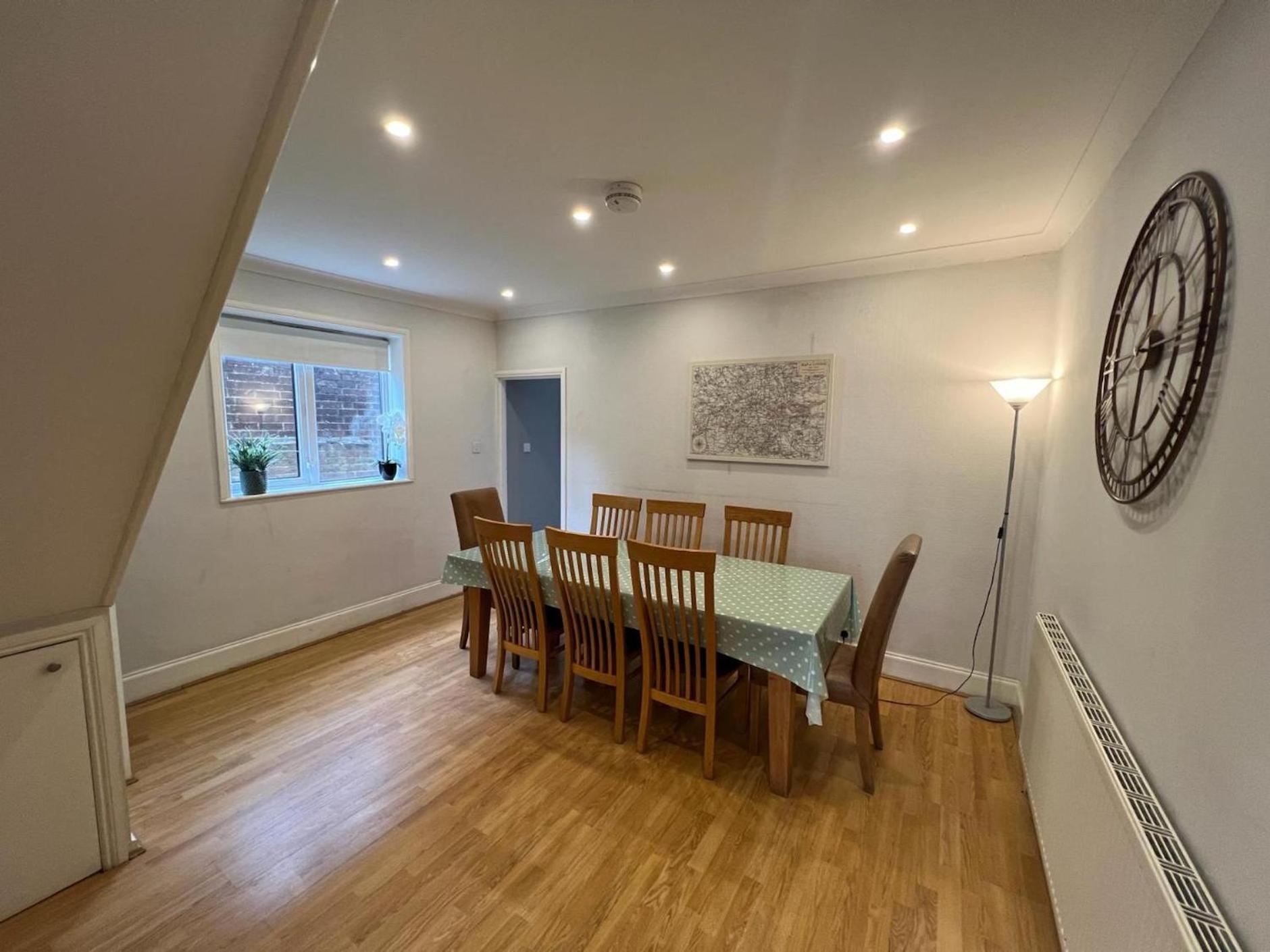 Great 4 Bedroom House - Great Location - Garden - Parking - Fast Wifi - Smart Tv - Newly Decorated - Sleeps Up To 8! Only 10 Mins Drive To Sandbanks Beach! Close To Poole & Bournemouth Екстер'єр фото