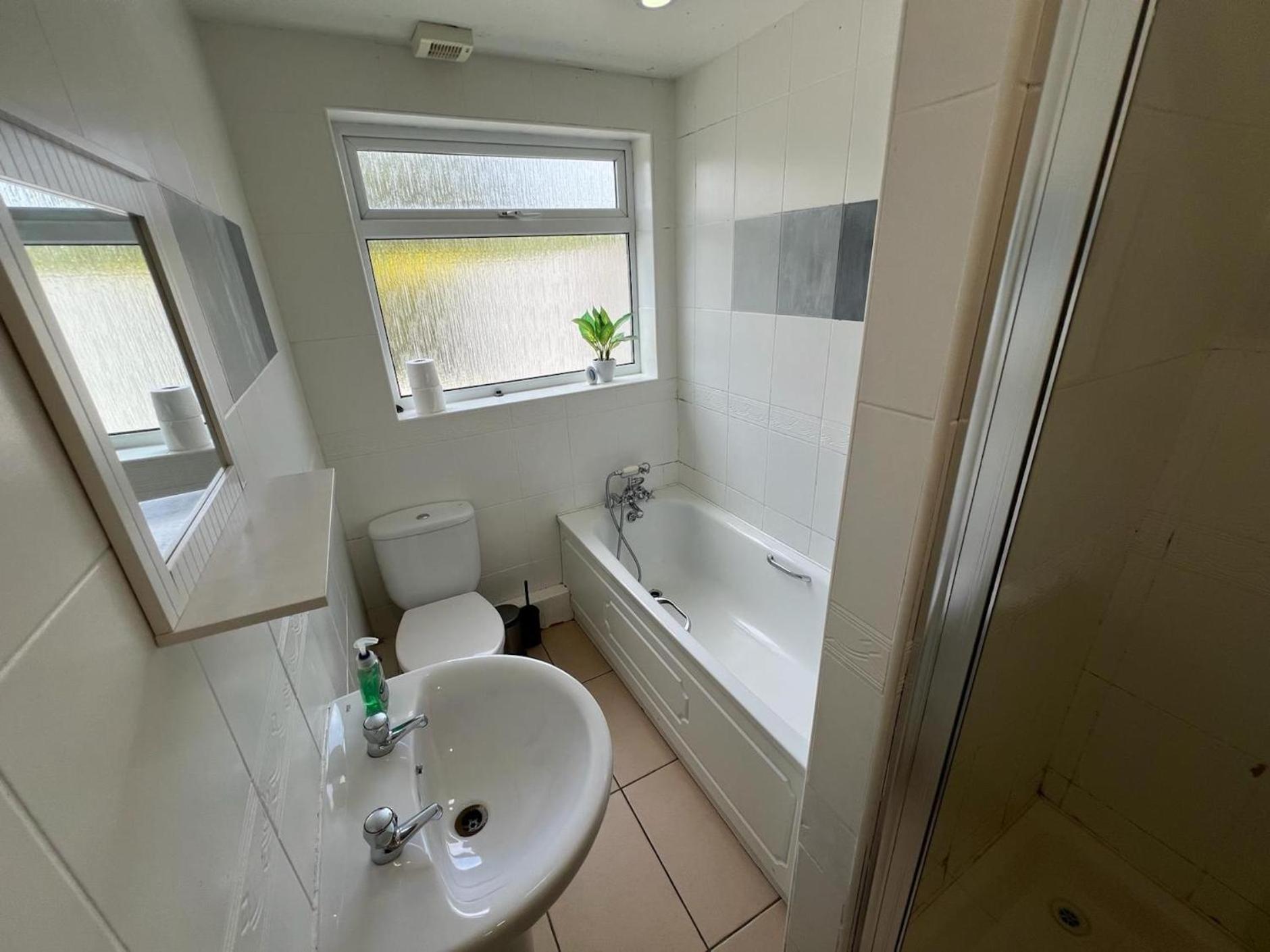 Great 4 Bedroom House - Great Location - Garden - Parking - Fast Wifi - Smart Tv - Newly Decorated - Sleeps Up To 8! Only 10 Mins Drive To Sandbanks Beach! Close To Poole & Bournemouth Екстер'єр фото