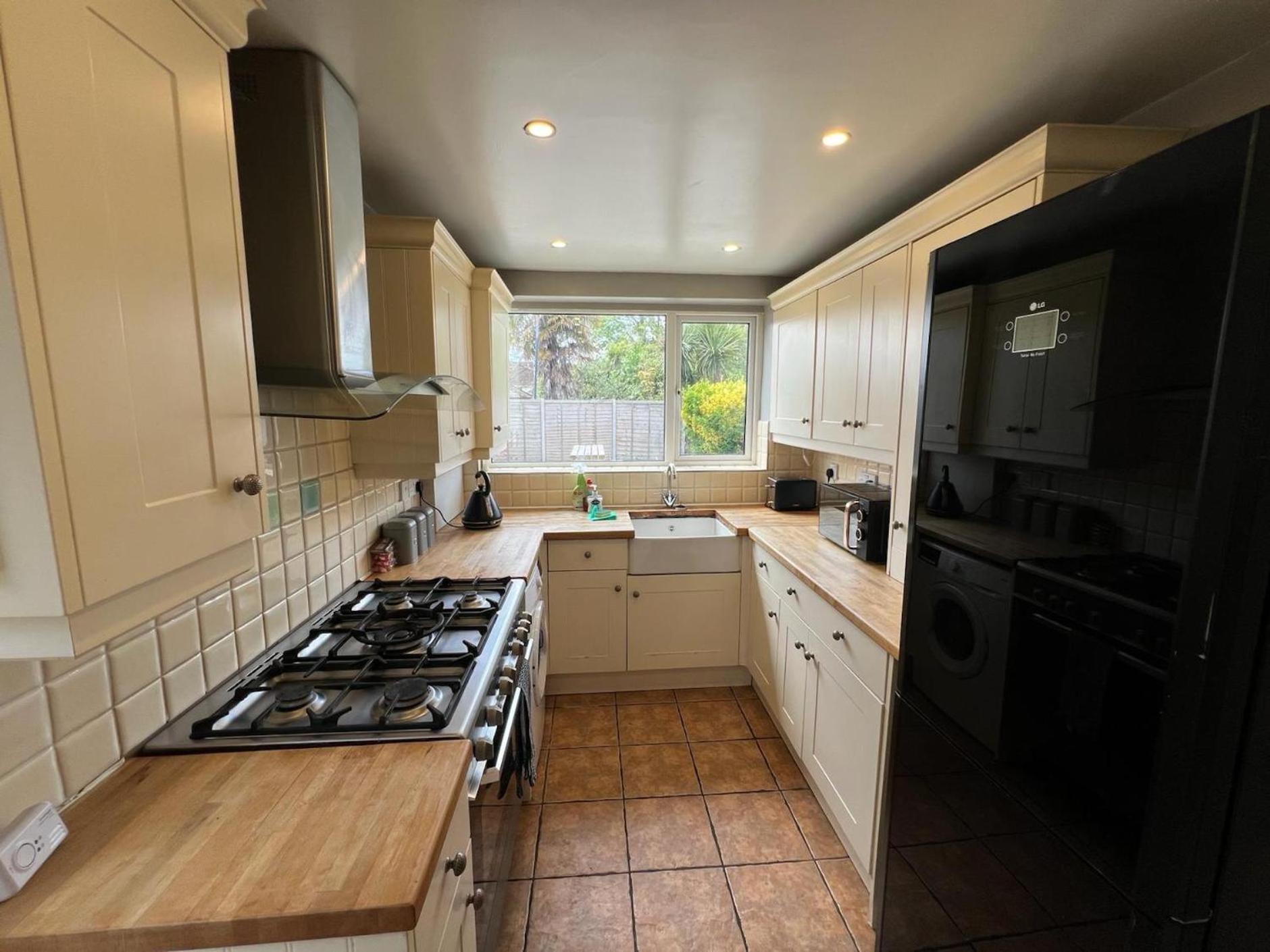 Great 4 Bedroom House - Great Location - Garden - Parking - Fast Wifi - Smart Tv - Newly Decorated - Sleeps Up To 8! Only 10 Mins Drive To Sandbanks Beach! Close To Poole & Bournemouth Екстер'єр фото