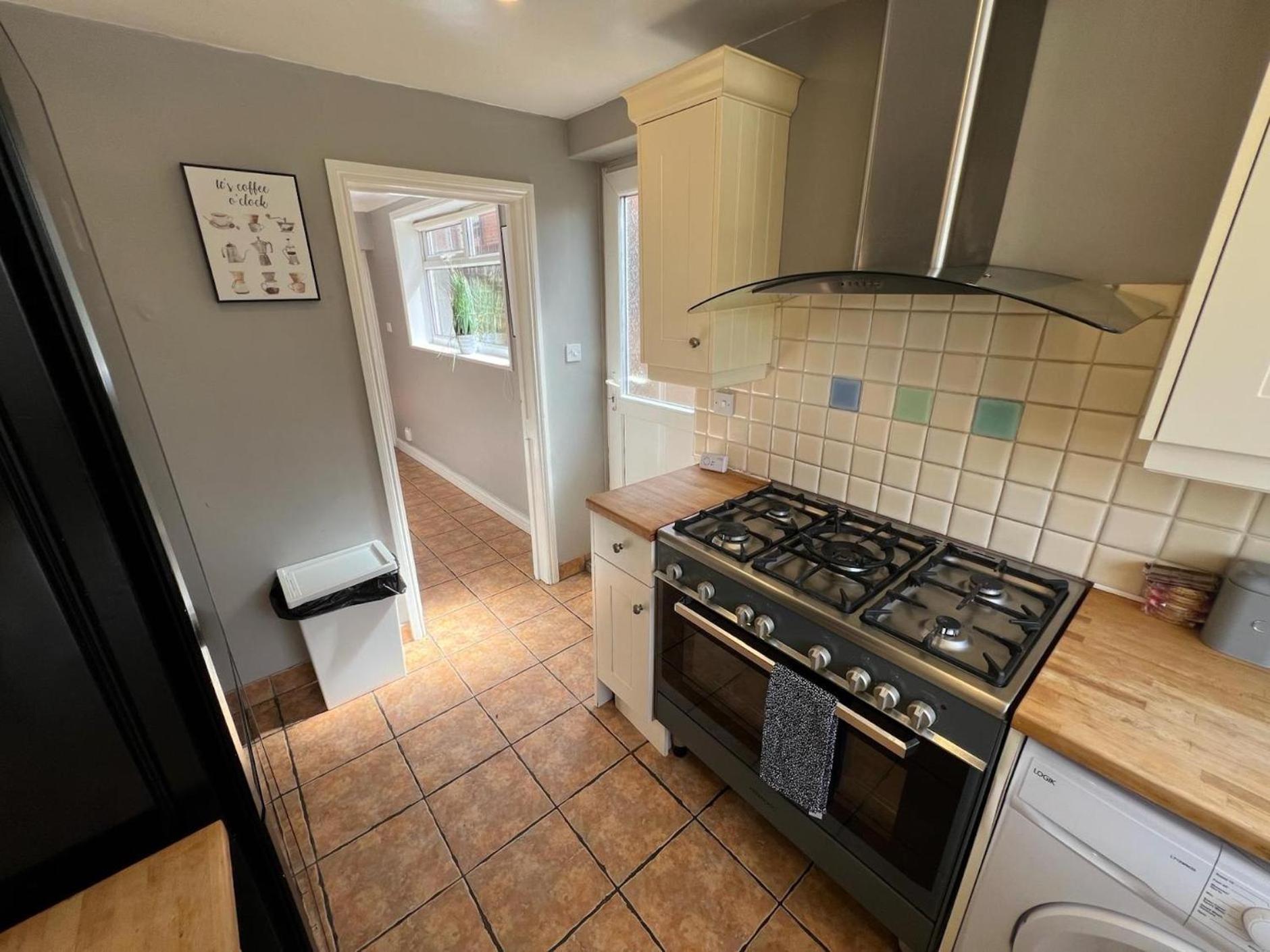 Great 4 Bedroom House - Great Location - Garden - Parking - Fast Wifi - Smart Tv - Newly Decorated - Sleeps Up To 8! Only 10 Mins Drive To Sandbanks Beach! Close To Poole & Bournemouth Екстер'єр фото
