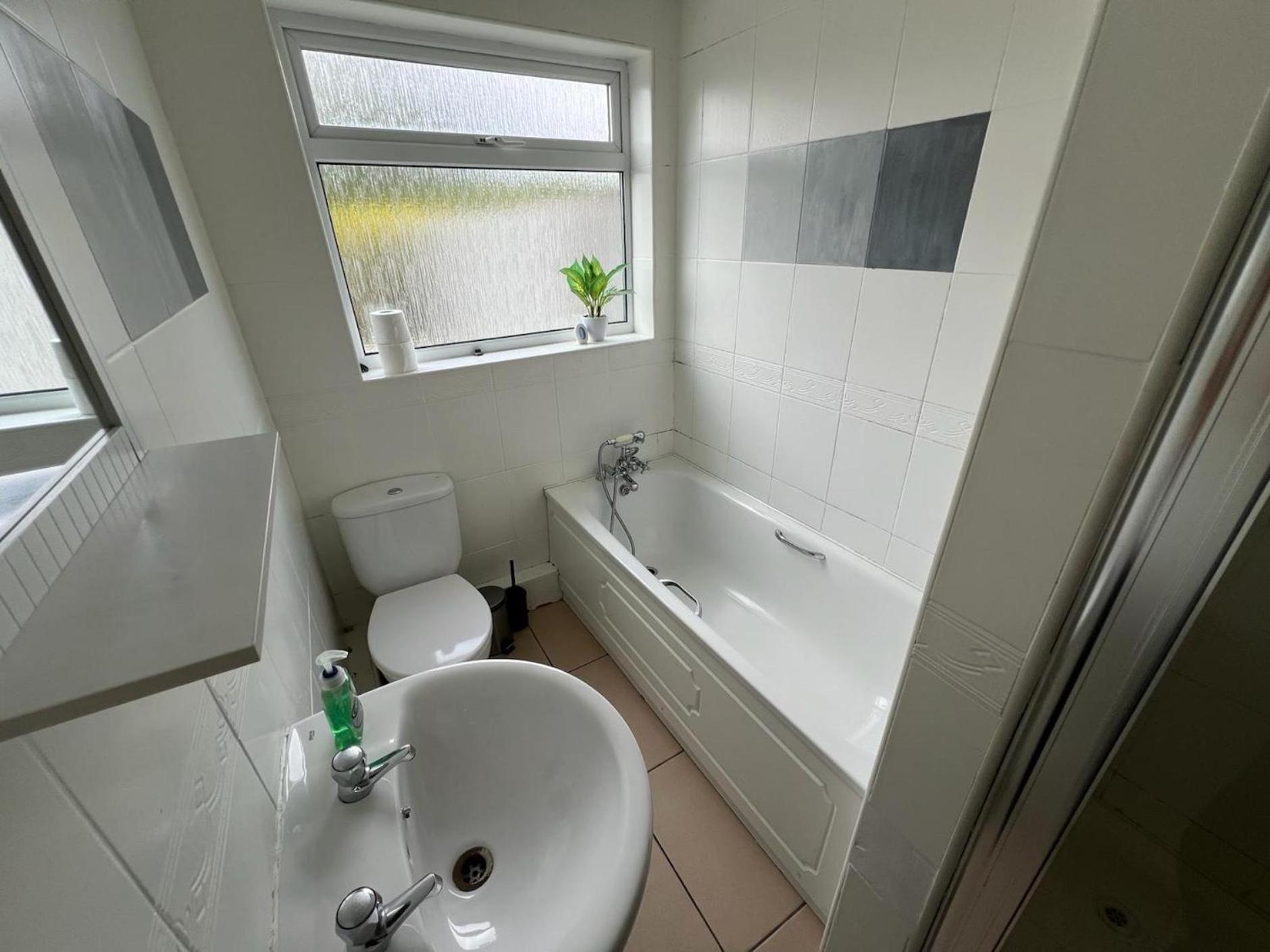Great 4 Bedroom House - Great Location - Garden - Parking - Fast Wifi - Smart Tv - Newly Decorated - Sleeps Up To 8! Only 10 Mins Drive To Sandbanks Beach! Close To Poole & Bournemouth Екстер'єр фото