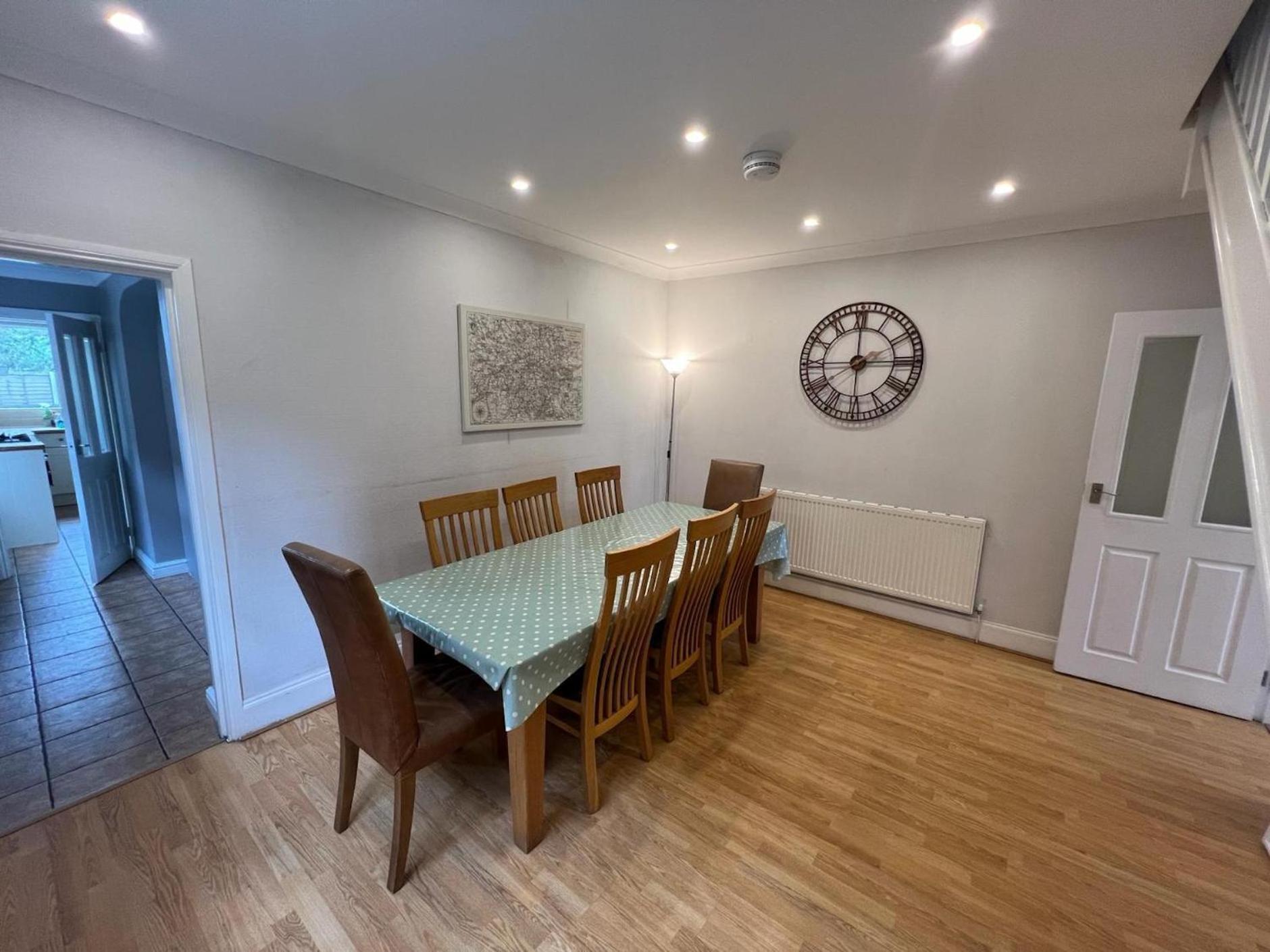 Great 4 Bedroom House - Great Location - Garden - Parking - Fast Wifi - Smart Tv - Newly Decorated - Sleeps Up To 8! Only 10 Mins Drive To Sandbanks Beach! Close To Poole & Bournemouth Екстер'єр фото