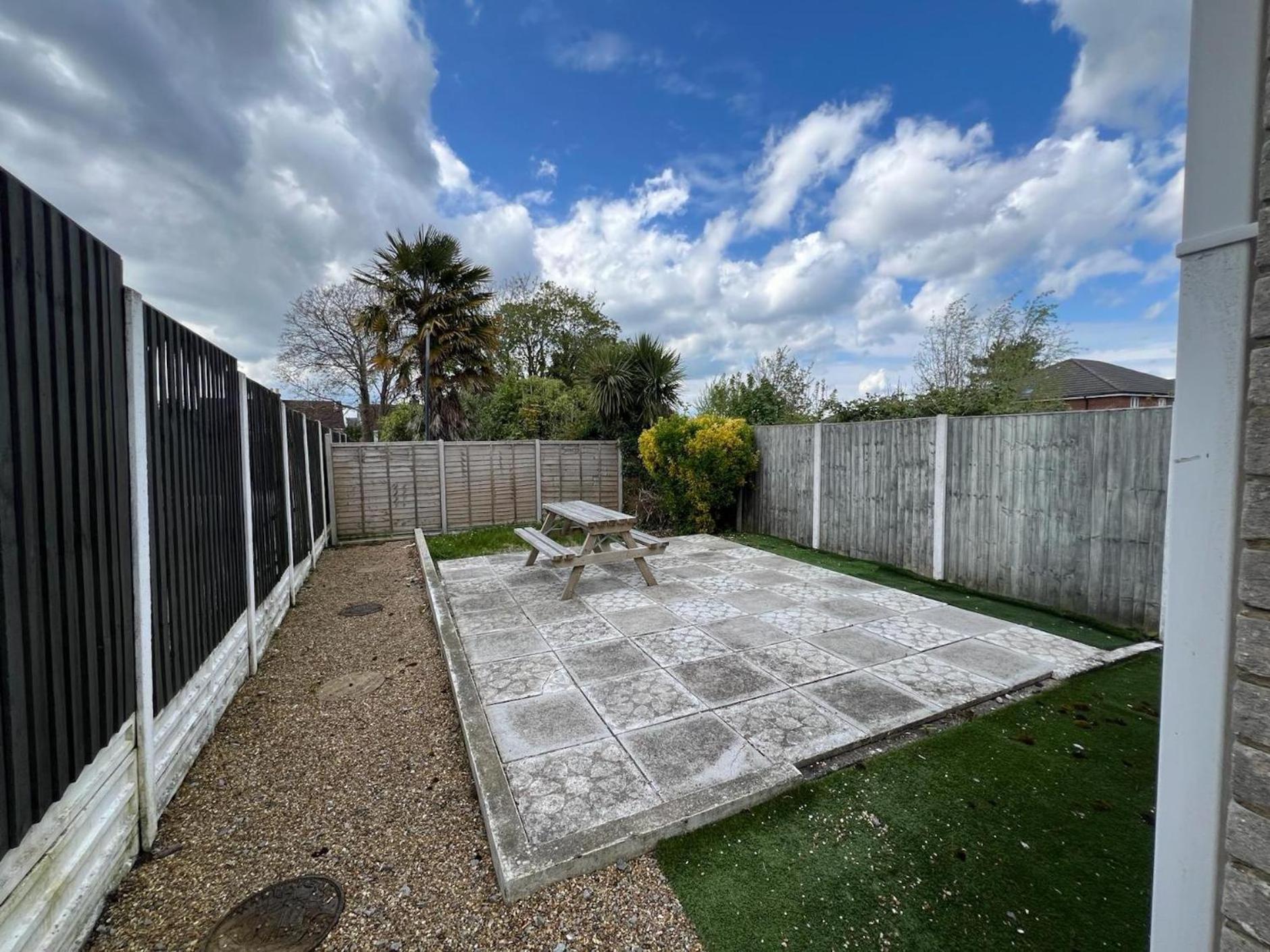 Great 4 Bedroom House - Great Location - Garden - Parking - Fast Wifi - Smart Tv - Newly Decorated - Sleeps Up To 8! Only 10 Mins Drive To Sandbanks Beach! Close To Poole & Bournemouth Екстер'єр фото