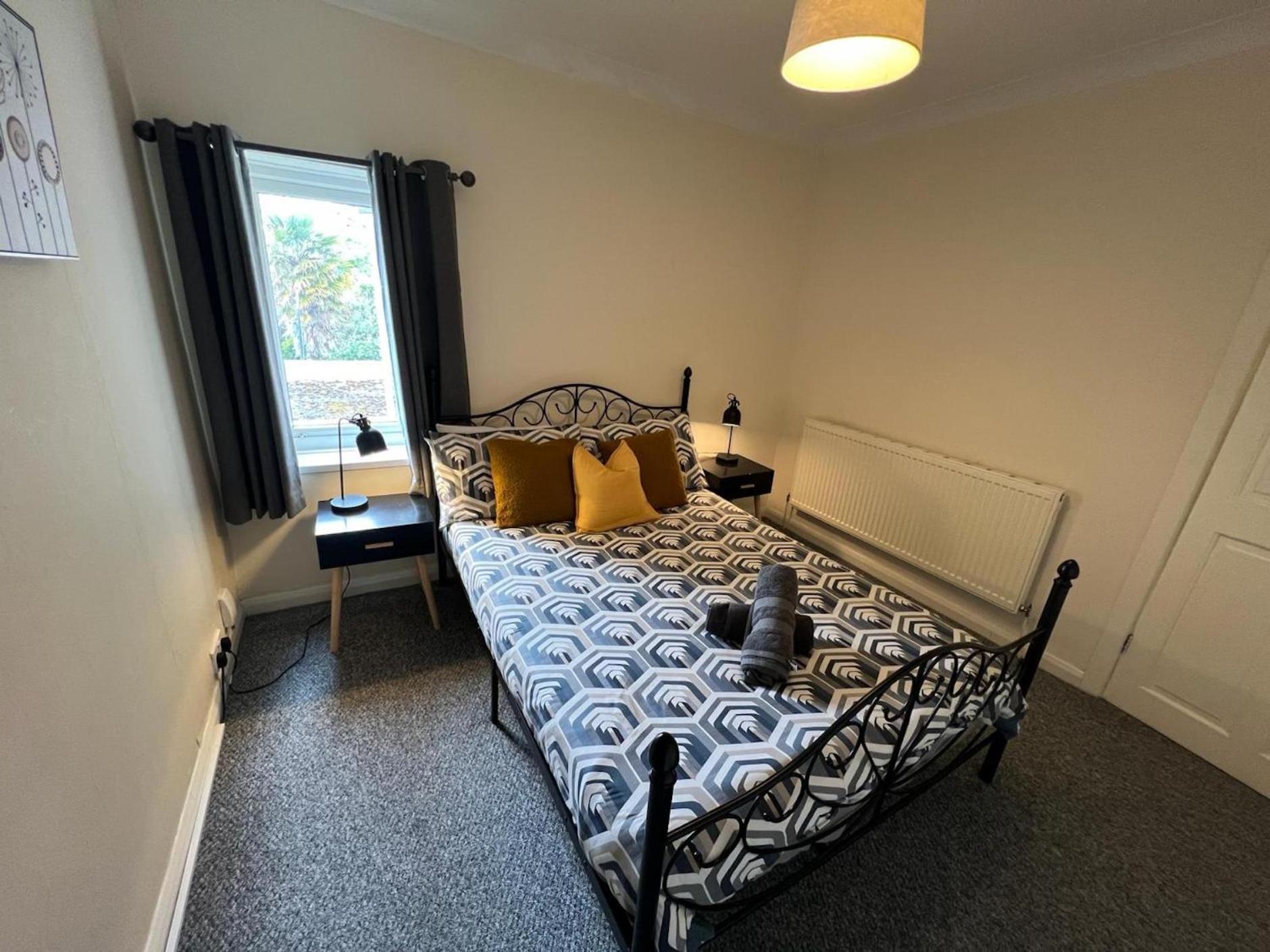 Great 4 Bedroom House - Great Location - Garden - Parking - Fast Wifi - Smart Tv - Newly Decorated - Sleeps Up To 8! Only 10 Mins Drive To Sandbanks Beach! Close To Poole & Bournemouth Екстер'єр фото