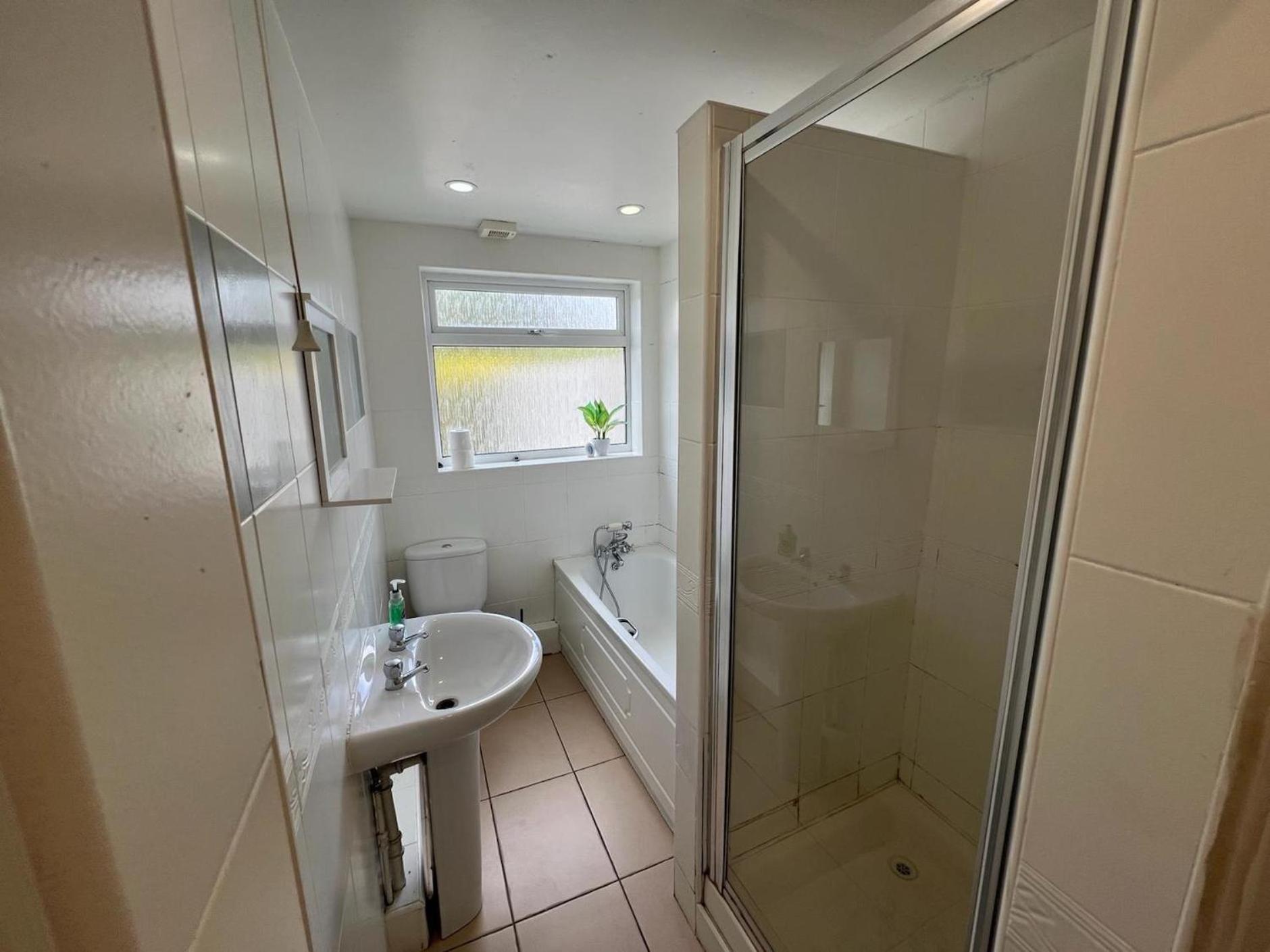 Great 4 Bedroom House - Great Location - Garden - Parking - Fast Wifi - Smart Tv - Newly Decorated - Sleeps Up To 8! Only 10 Mins Drive To Sandbanks Beach! Close To Poole & Bournemouth Екстер'єр фото