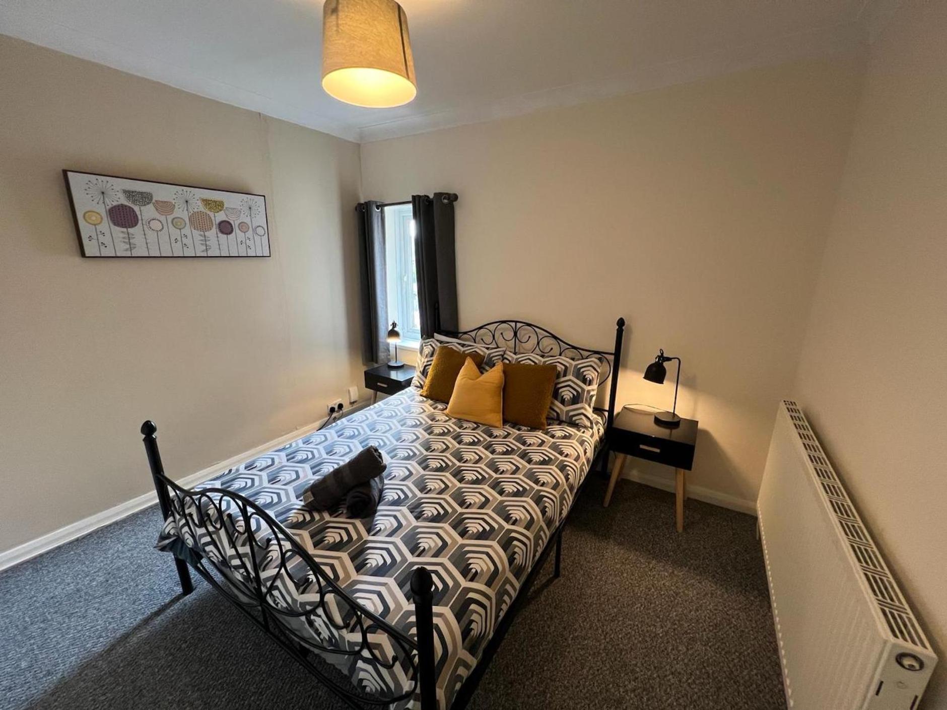 Great 4 Bedroom House - Great Location - Garden - Parking - Fast Wifi - Smart Tv - Newly Decorated - Sleeps Up To 8! Only 10 Mins Drive To Sandbanks Beach! Close To Poole & Bournemouth Екстер'єр фото