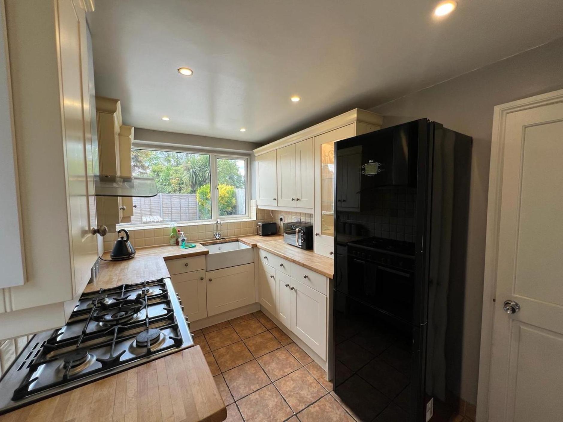 Great 4 Bedroom House - Great Location - Garden - Parking - Fast Wifi - Smart Tv - Newly Decorated - Sleeps Up To 8! Only 10 Mins Drive To Sandbanks Beach! Close To Poole & Bournemouth Екстер'єр фото